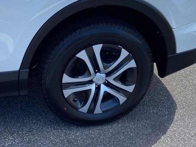 Photo of 2018 Super White Toyota RAV4
