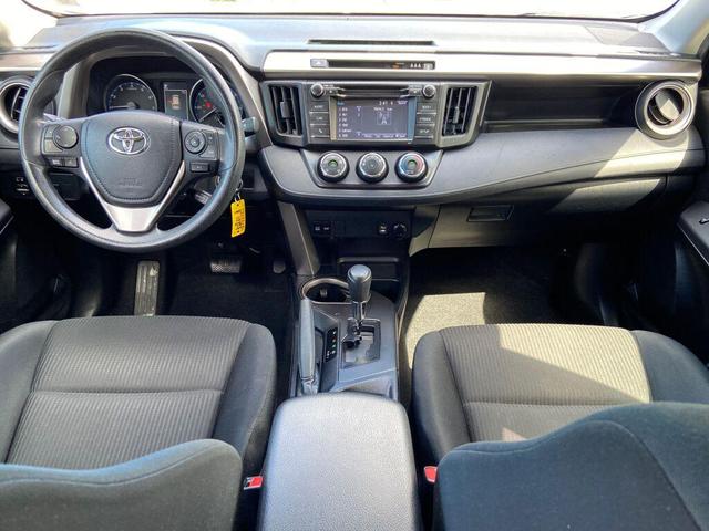Photo of 2018 Super White Toyota RAV4