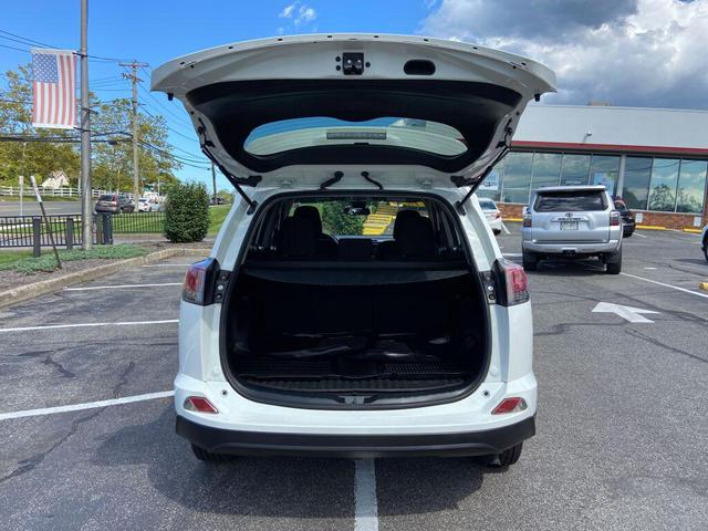 Photo of 2018 Super White Toyota RAV4