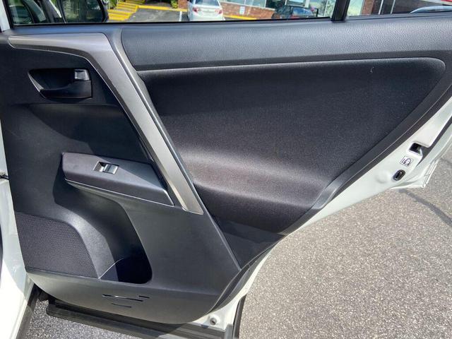 Photo of 2018 Super White Toyota RAV4