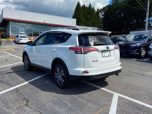 Photo of 2018 Super White Toyota RAV4