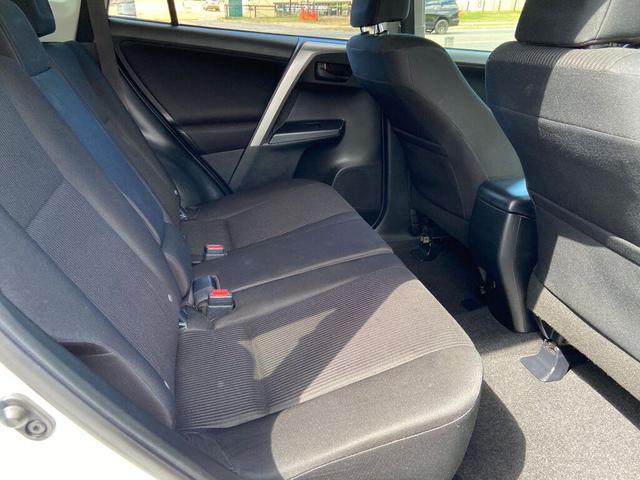 Photo of 2018 Super White Toyota RAV4