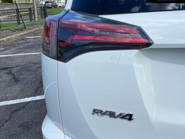 Photo of 2018 Super White Toyota RAV4