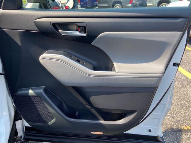 Photo of 2021 Blizzard Pearl Toyota Highlander