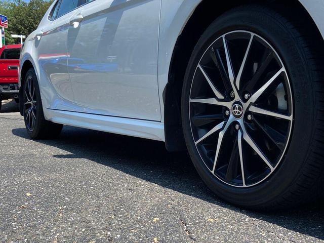 Photo of 2021 Super White Toyota Camry