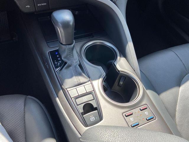 Photo of 2022 Wind Chill Pearl/Midnight Black Metallic Toyota Camry