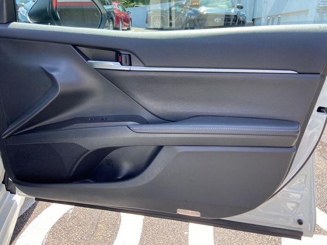 Photo of 2022 Wind Chill Pearl/Midnight Black Metallic Toyota Camry