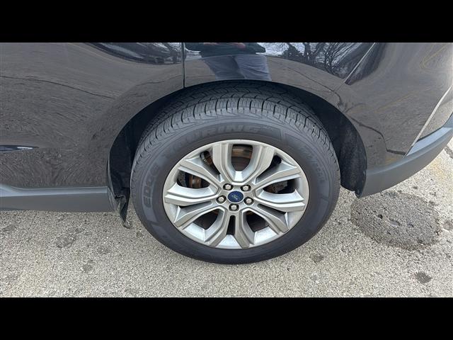 Photo of 2022 Agate Black Metallic Ford Edge