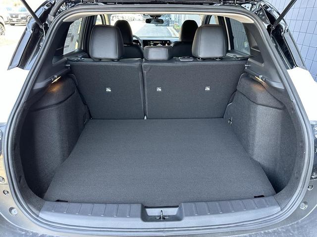 Photo of 2025 Aspen White Tricoat/Super Black Nissan Kicks