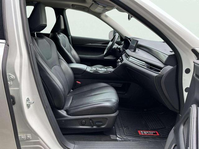 Photo of 2024 Majestic White INFINITI QX60