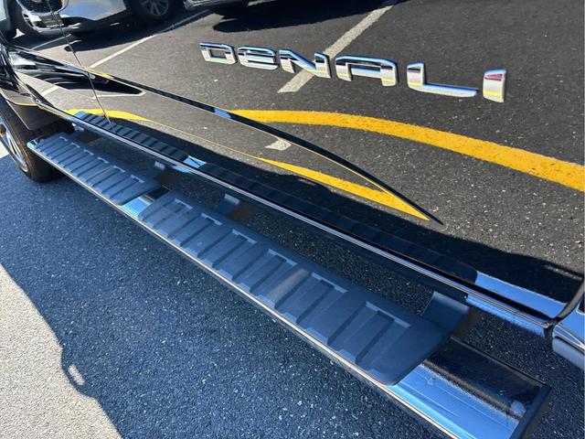 Photo of 2021 Onyx Black GMC Canyon