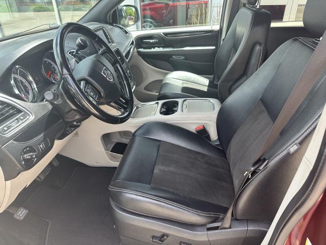 Photo of 2019 Octane Red Pearlcoat Dodge Grand Caravan