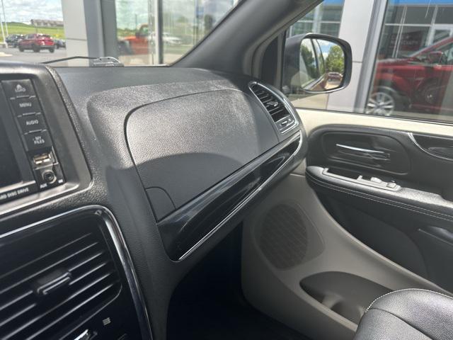 Photo of 2019 Octane Red Pearlcoat Dodge Grand Caravan