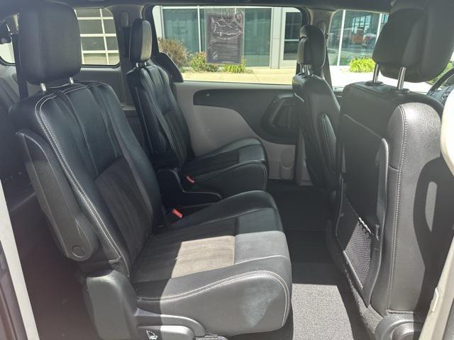 Photo of 2019 Octane Red Pearlcoat Dodge Grand Caravan