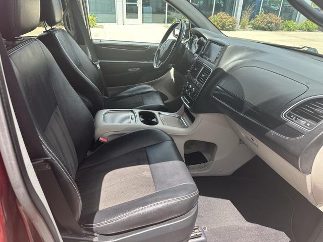 Photo of 2019 Octane Red Pearlcoat Dodge Grand Caravan
