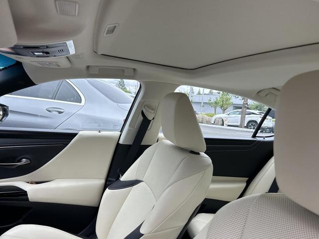 Photo of 2022 Iridium Lexus ES 300h