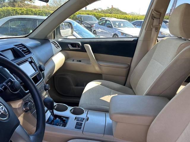 Photo of 2013 Sandy Beach Metallic Toyota Highlander