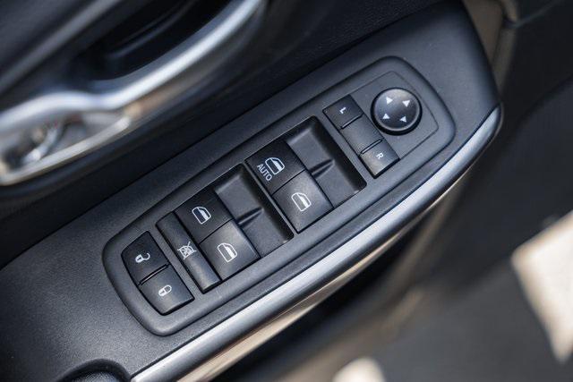 Photo of 2020 Diamond Black Crystal Pearlcoat Jeep Cherokee