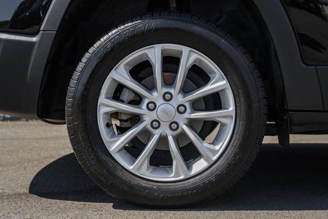 Photo of 2020 Diamond Black Crystal Pearlcoat Jeep Cherokee