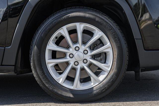 Photo of 2020 Diamond Black Crystal Pearlcoat Jeep Cherokee