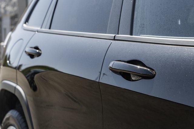 Photo of 2020 Diamond Black Crystal Pearlcoat Jeep Cherokee