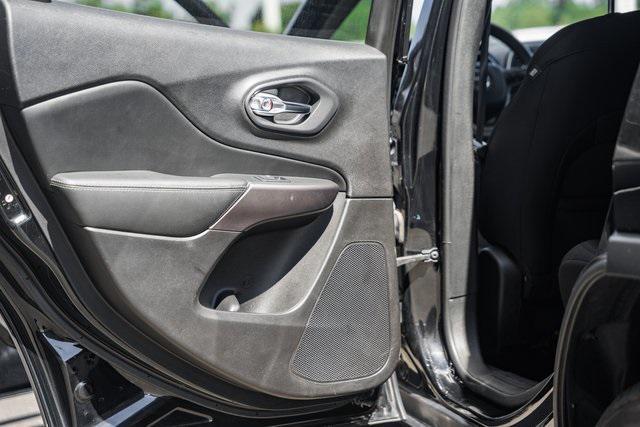 Photo of 2020 Diamond Black Crystal Pearlcoat Jeep Cherokee