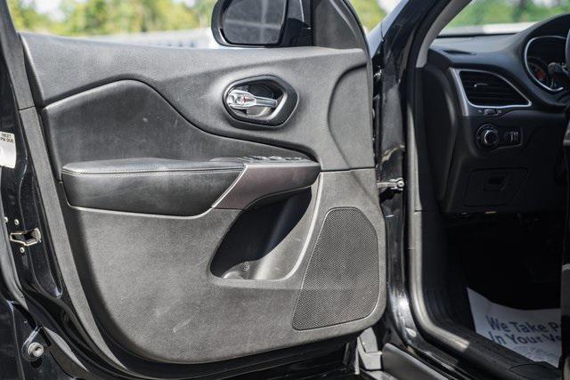 Photo of 2020 Diamond Black Crystal Pearlcoat Jeep Cherokee