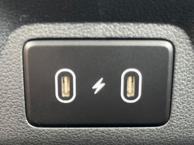 Photo of 2025 Lunar White w/Black Roof Hyundai VENUE