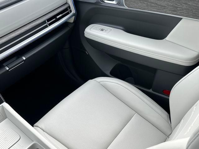Photo of 2024 Shimmering Silver Hyundai SANTA FE