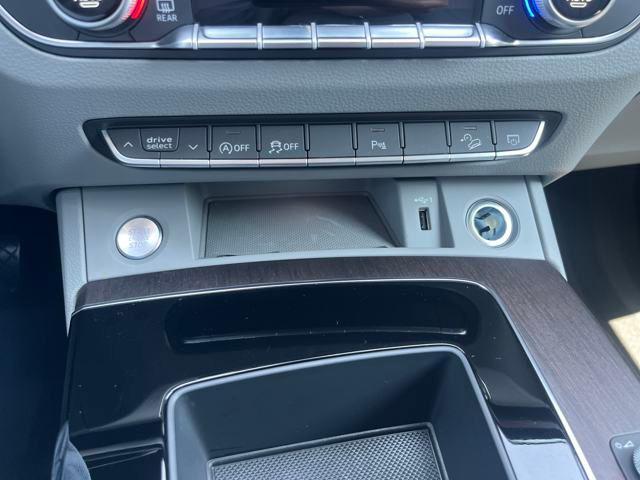 Photo of 2022 Glacier White Metallic Audi Q5