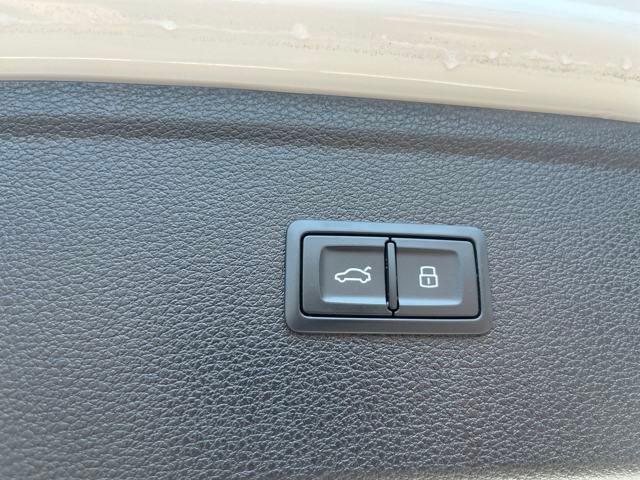 Photo of 2022 Glacier White Metallic Audi Q5