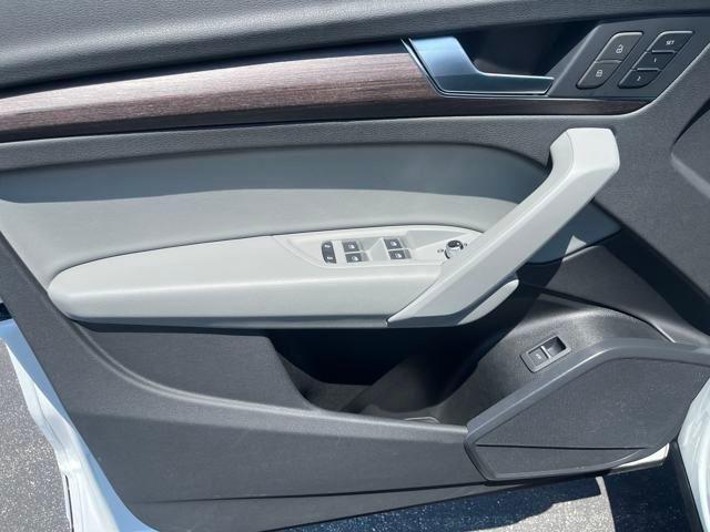 Photo of 2022 Glacier White Metallic Audi Q5