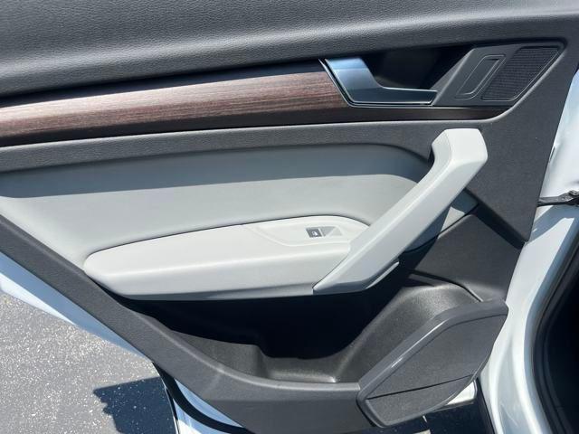 Photo of 2022 Glacier White Metallic Audi Q5