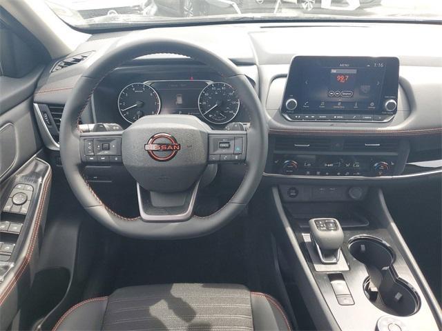 Photo of 2025 Everest White P Nissan Rogue