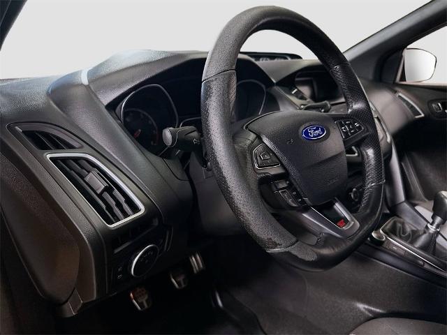 Photo of 2016 Tangerine Ford Focus ST