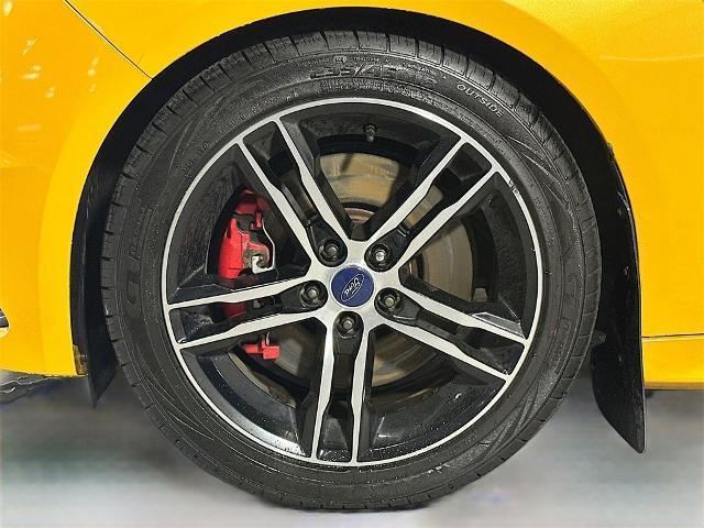 Photo of 2016 Tangerine Ford Focus ST