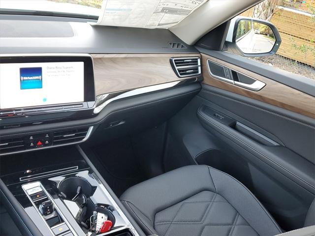 Photo of 2025 Pure White Volkswagen Atlas