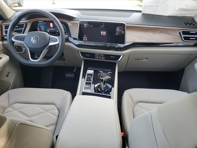 Photo of 2025 Pure White Volkswagen Atlas