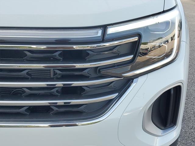 Photo of 2025 Pure White Volkswagen Atlas