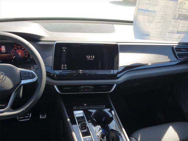 Photo of 2025 Pure White Volkswagen Atlas