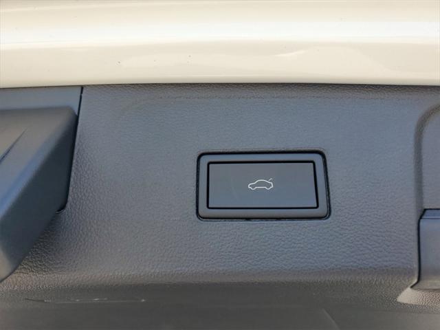 Photo of 2025 Pure White Volkswagen Atlas