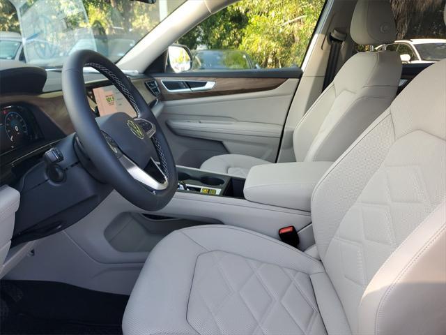 Photo of 2025 Pure White Volkswagen Atlas