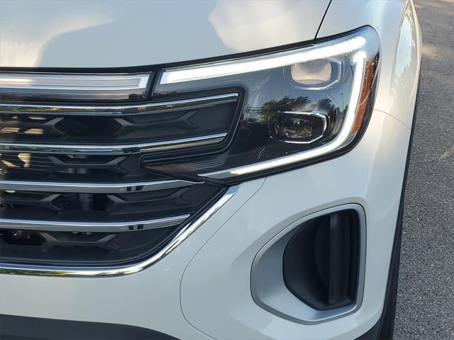 Photo of 2025 Pure White Volkswagen Atlas
