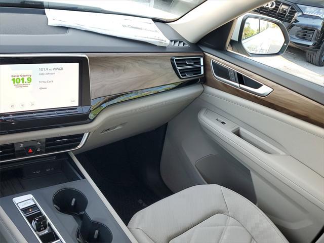 Photo of 2025 Pure White Volkswagen Atlas