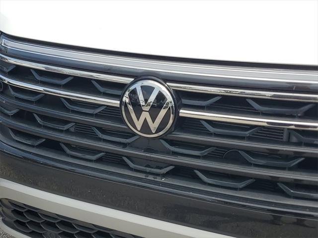 Photo of 2025 Pure White Volkswagen Atlas