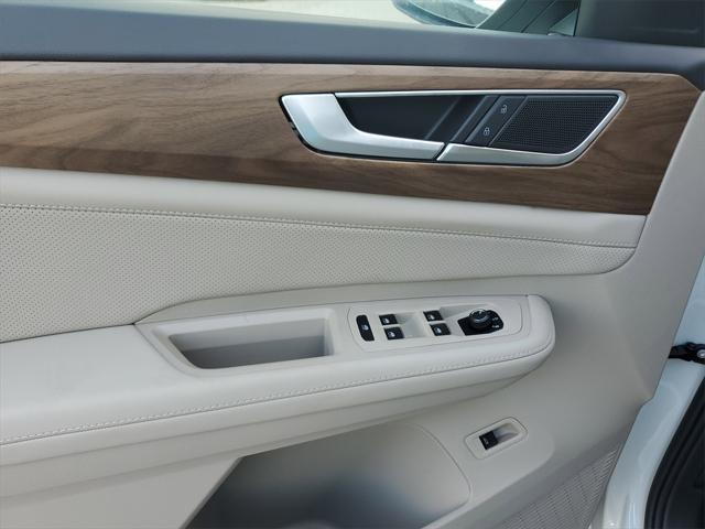 Photo of 2025 Pure White Volkswagen Atlas