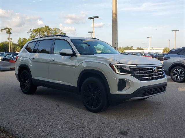 Photo of 2025 Pure White Volkswagen Atlas