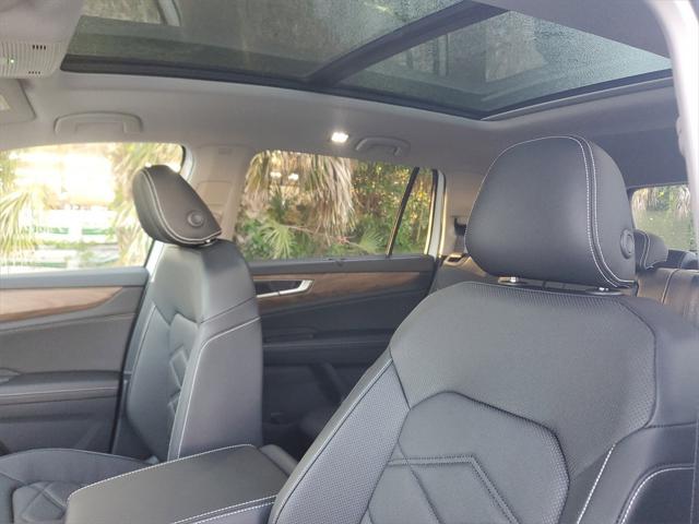 Photo of 2025 Pure White Volkswagen Atlas
