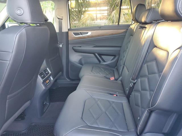Photo of 2025 Pure White Volkswagen Atlas