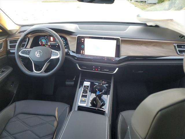 Photo of 2025 Pure White Volkswagen Atlas